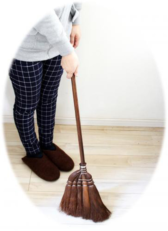 【高田耕造商店】 しゅろのやさしいほうき焼檜 / 短柄（1046） 