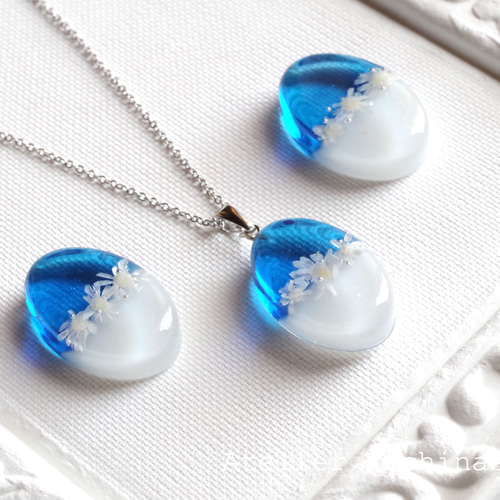 M294 レジン　ネックレス　ブルー系フラワーアレンジ 受注製作】レジンアート バイカラーフラワーペンダント〈クリア