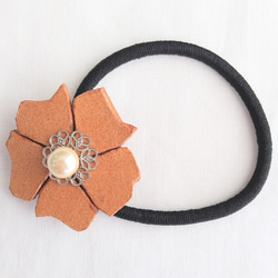 レザーヘアゴム /ライトブラウン/アサガオ/パール】〈本革/ヘア