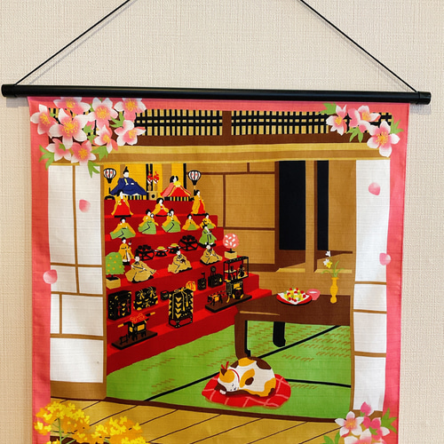 四季彩布（しきさいふ）タペストリー【3月 みけとお雛様】軸付き