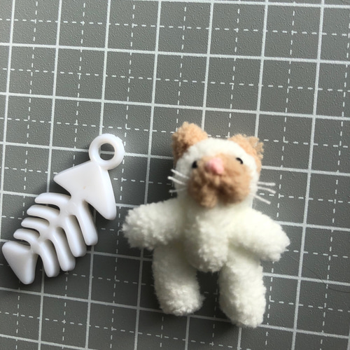 新作 ミニチュア ぬいぐるみ ネコ モールアート ヒゲ付き お魚の骨