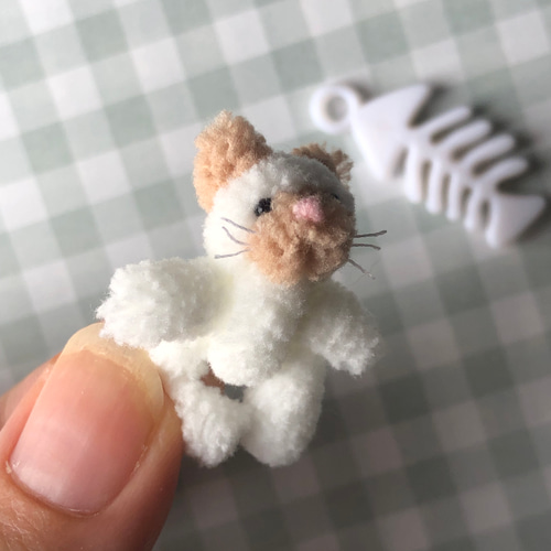 新作 ミニチュア ぬいぐるみ ネコ モールアート ヒゲ付き お魚の骨