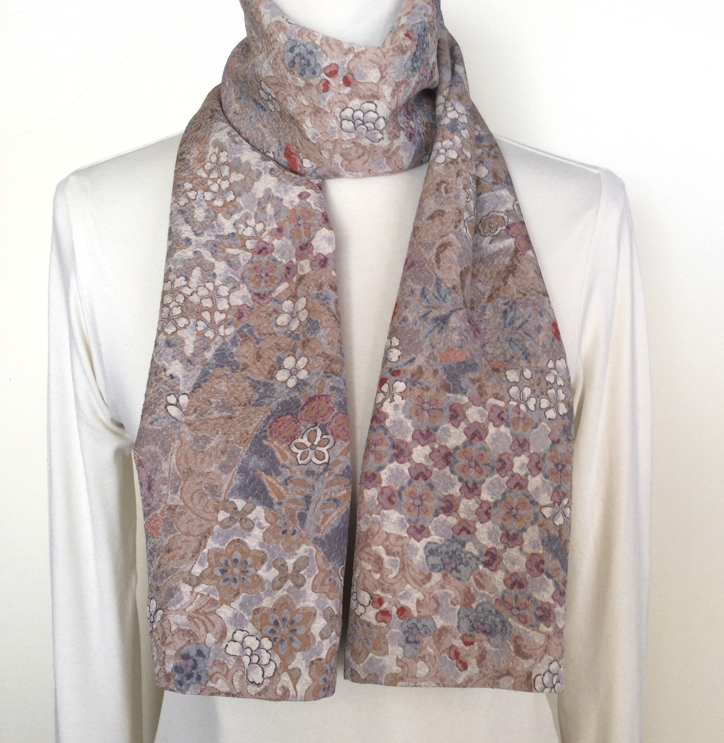 ピンクグレーの落ち着いたお色、文様　リバーシブルスカーフ　新春のお楽しみ