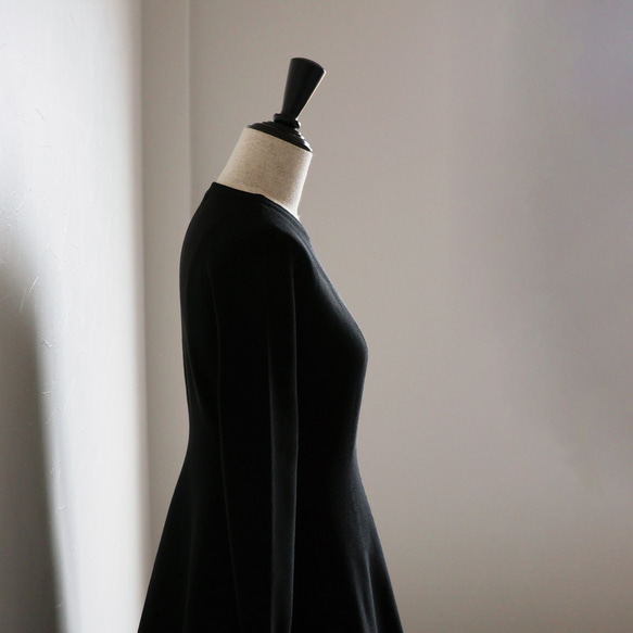 【庫存有限！ ] WHOLEGARMENT 合身喇叭洋裝 [黑色] 第7張的照片