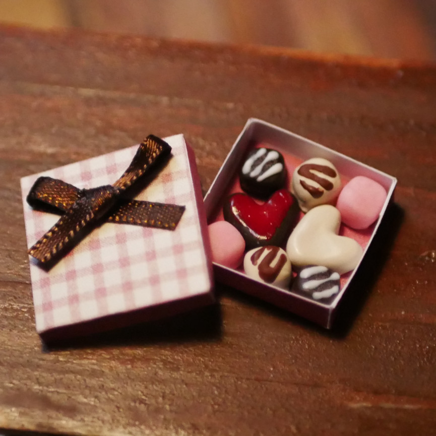 ヒンジーBox ミニチュアバレンタインチョコBOX  小物入れ
陶器 Miniature DIY バレンタイン 樹脂粘土で作るミニチュア ギフト