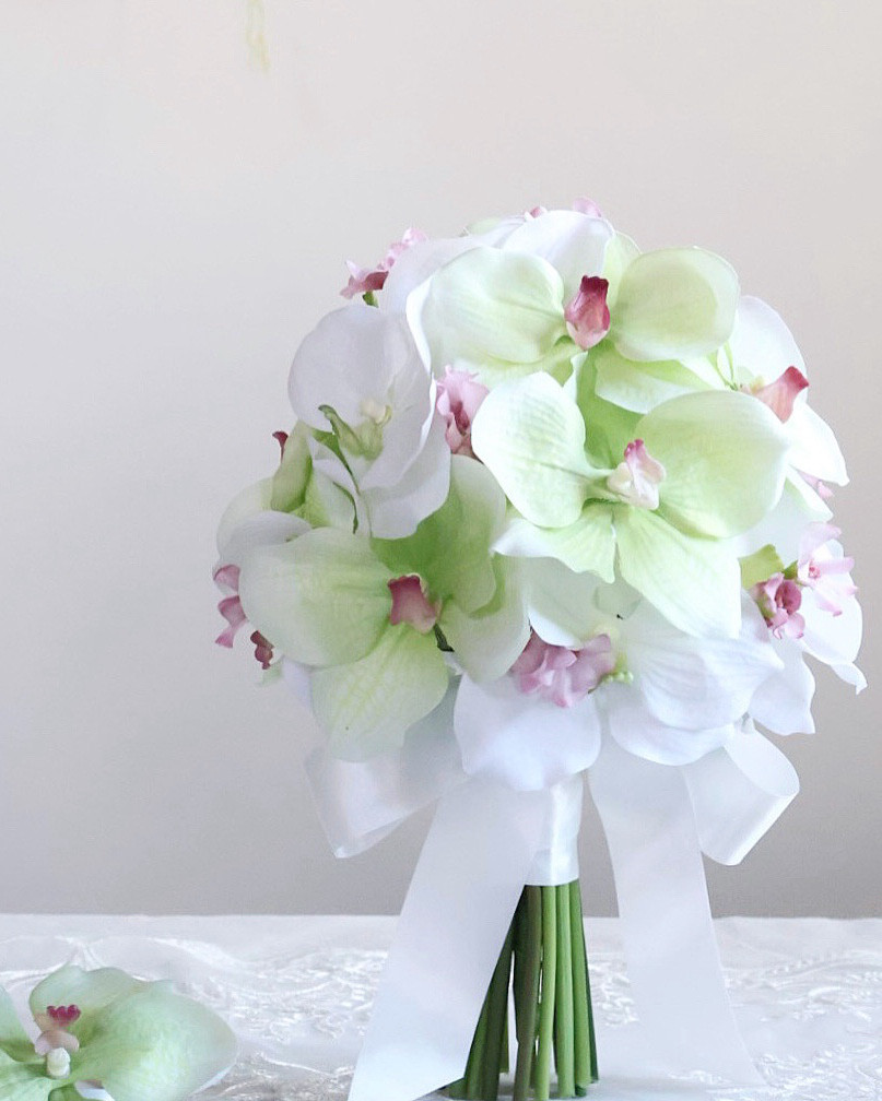 可憐な胡蝶蘭ブーケ　ウェディングブーケ　ブートニアセット