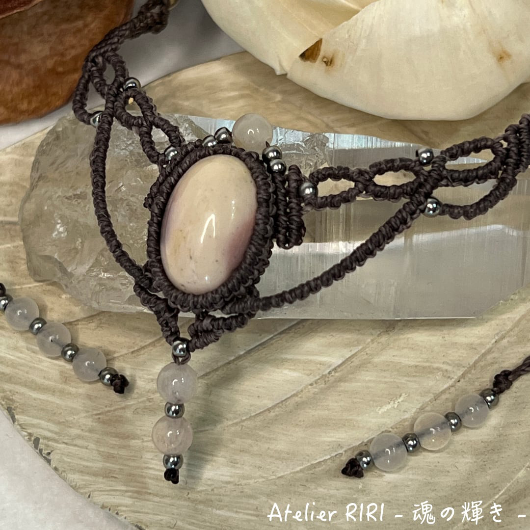 心のぬくもり［ムーアカイト］ロココ調マクラメネックレス