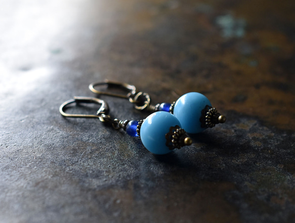 耳環，配有輕鬆的天藍色復古珠和藍色古董珠 第1張的照片