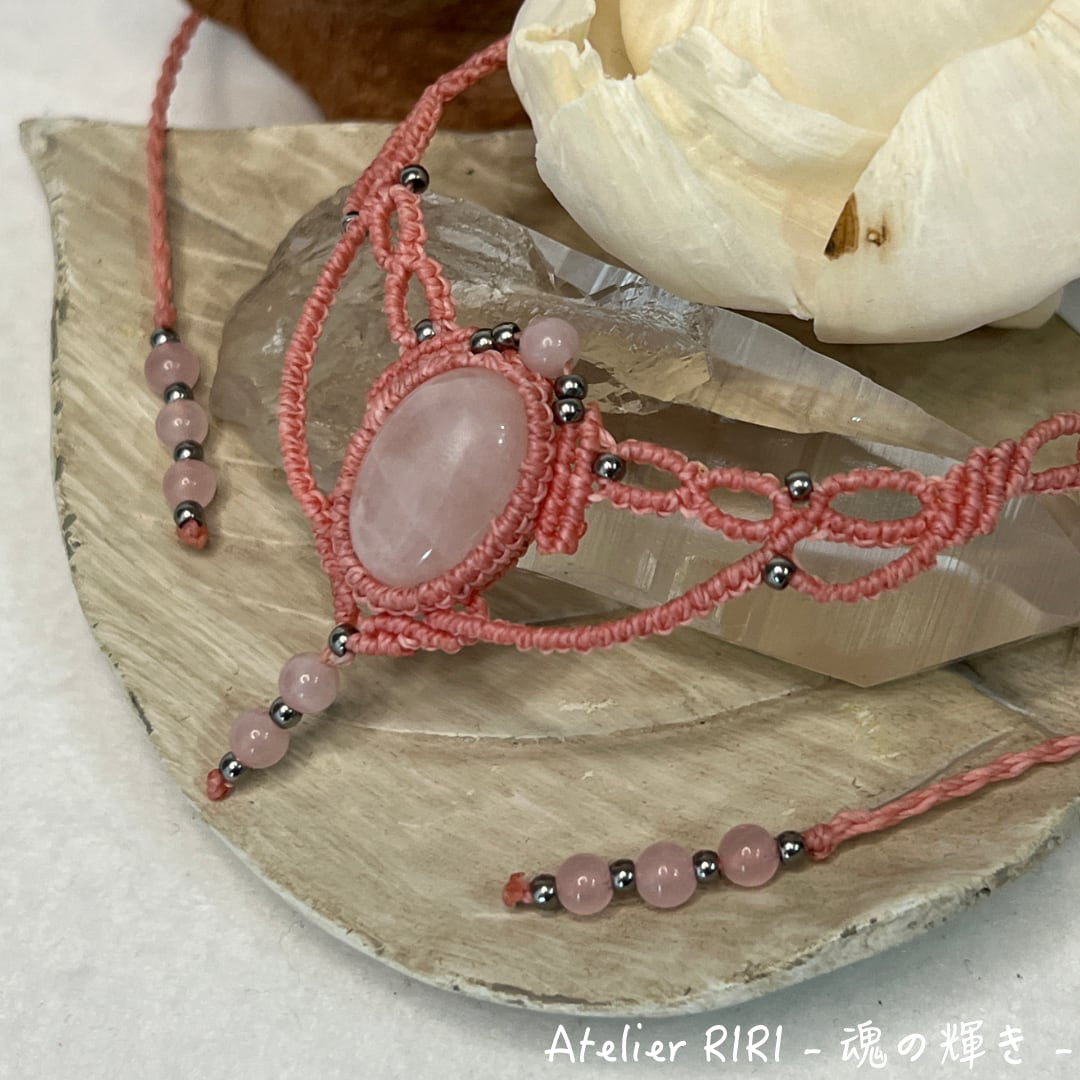 アマリリス［ローズクォーツ］ロココ調マクラメネックレス