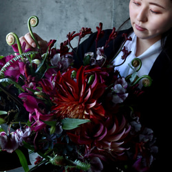 【母の日　生花ギフト　誘惑のダークレッドブーケ L】東京でしか入手困難なお花や珍しいお花などを使用。 2枚目の画像
