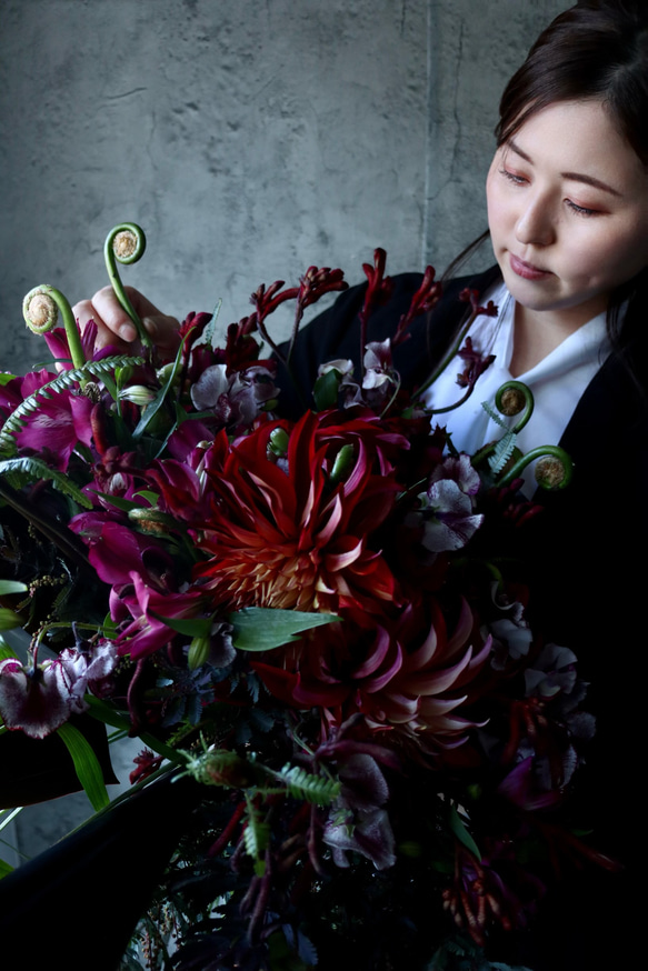 【母の日　生花ギフト　誘惑のダークレッドブーケ L】東京でしか入手困難なお花や珍しいお花などを使用。 2枚目の画像