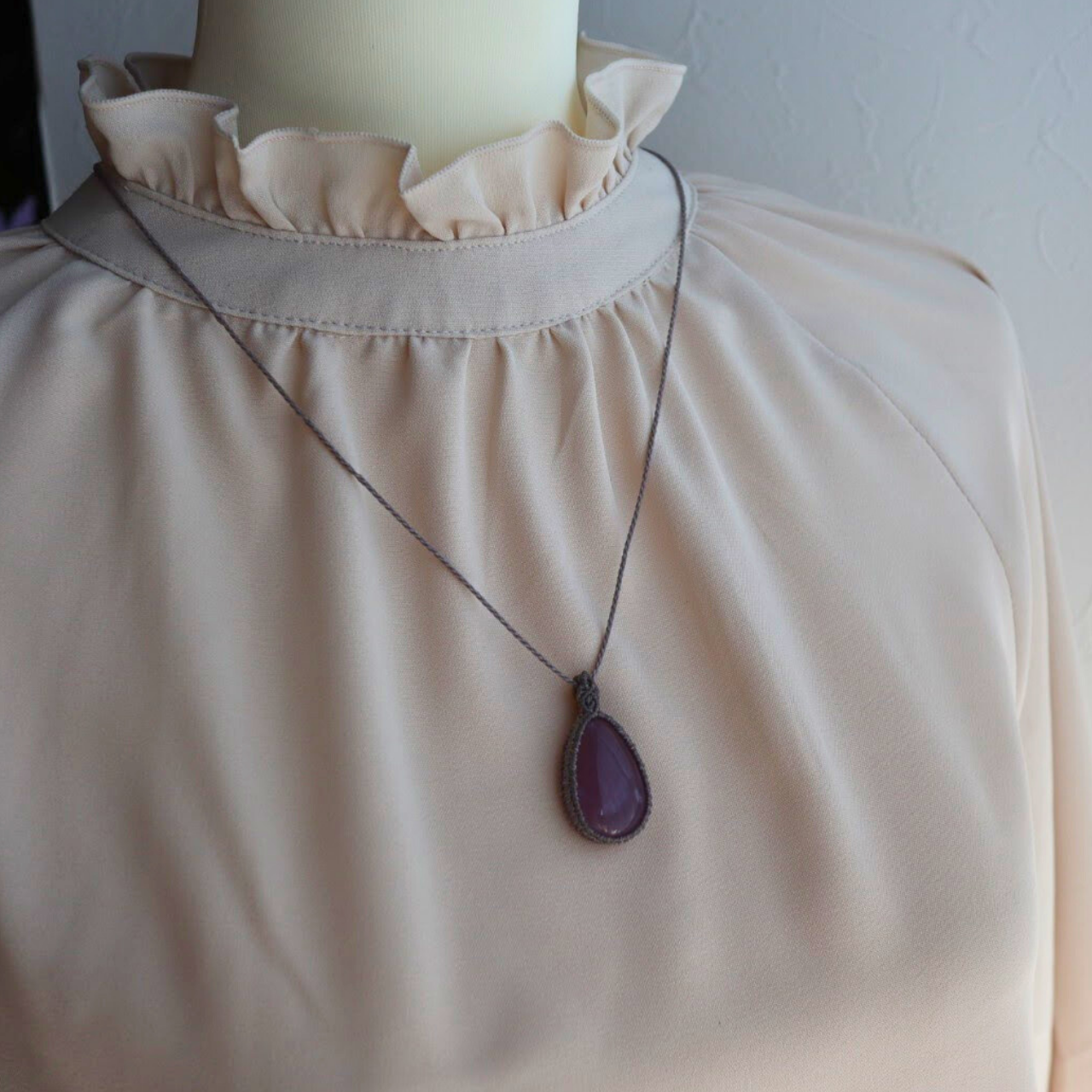 ペンダントトップ ネックレス 天然石 大きめ 金属アレルギー対応 マクラメ パープルカルセドニー 311017 大人かわ