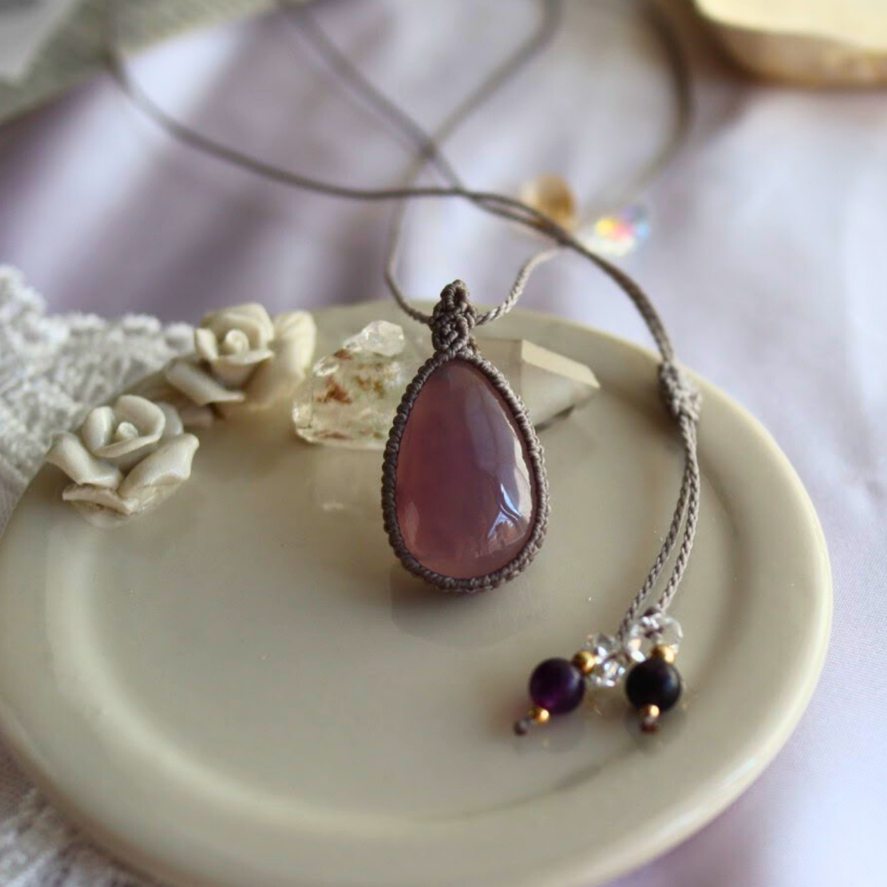 ペンダントトップ ネックレス 天然石 大きめ 金属アレルギー対応 マクラメ パープルカルセドニー 311017 大人かわ