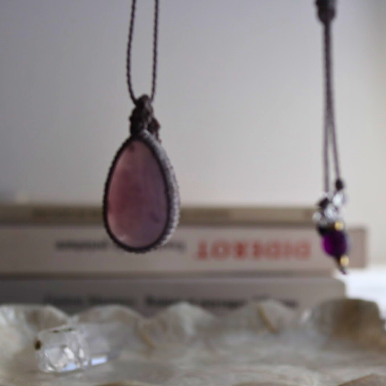 ペンダントトップ ネックレス 天然石 大きめ 金属アレルギー対応 マクラメ パープルカルセドニー 311017 大人かわ