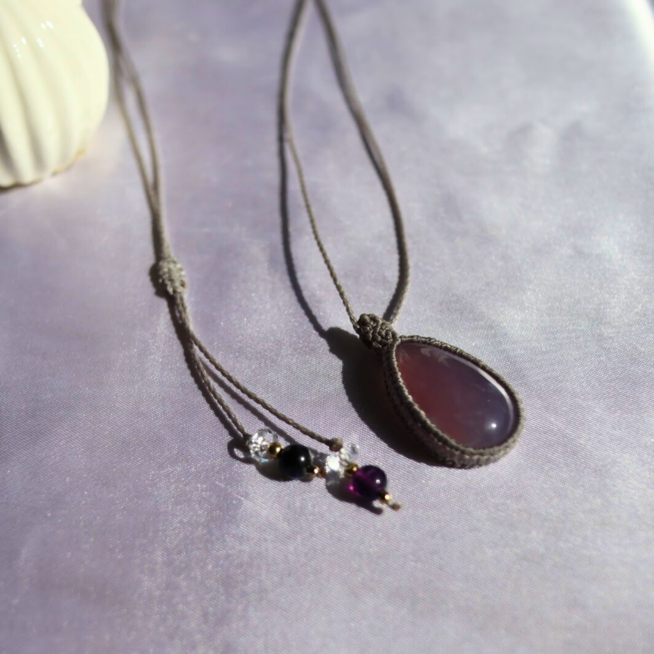 ペンダントトップ ネックレス 天然石 大きめ 金属アレルギー対応 マクラメ パープルカルセドニー 311017 大人かわ