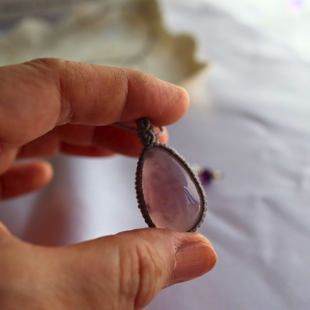 ペンダントトップ ネックレス 天然石 大きめ 金属アレルギー対応 マクラメ パープルカルセドニー 311017 大人かわ