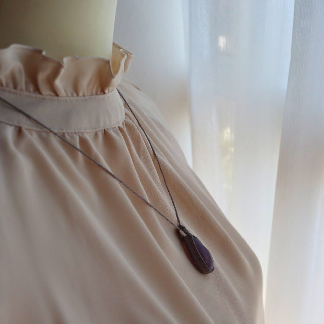 ペンダントトップ ネックレス 天然石 大きめ 金属アレルギー対応 マクラメ パープルカルセドニー 311017 大人かわ