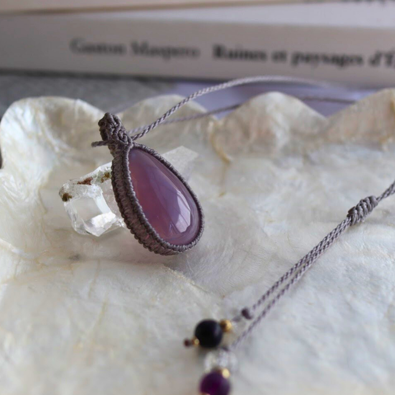 ペンダントトップ ネックレス 天然石 大きめ 金属アレルギー対応 マクラメ パープルカルセドニー 311017 大人かわ