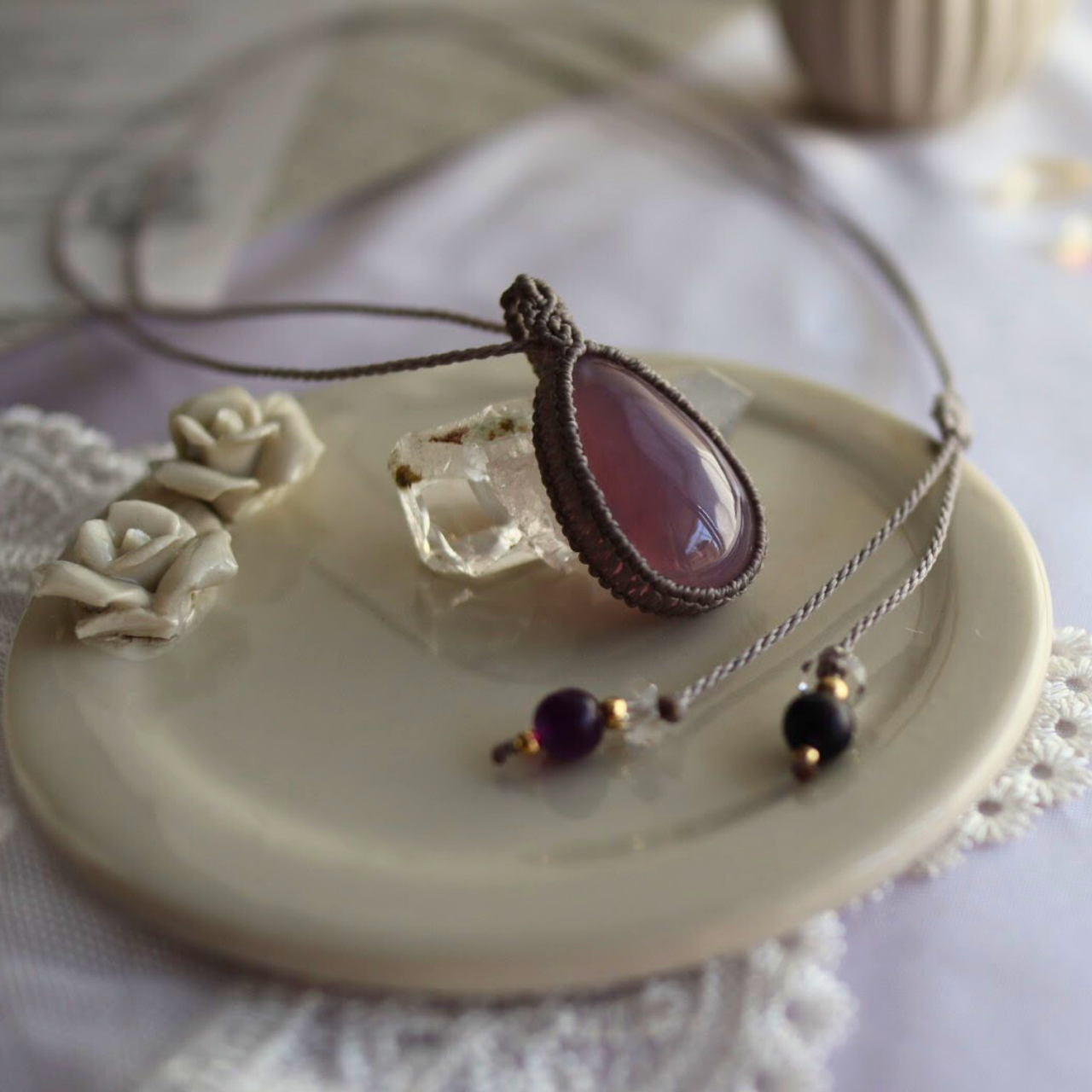 ペンダントトップ ネックレス 天然石 大きめ 金属アレルギー対応 マクラメ パープルカルセドニー 311017 大人かわ