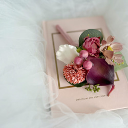 胡蝶蘭とチューリップの大人ピンク海外風ブーケ＋ブートニア　クラッチブーケ 4枚目の画像