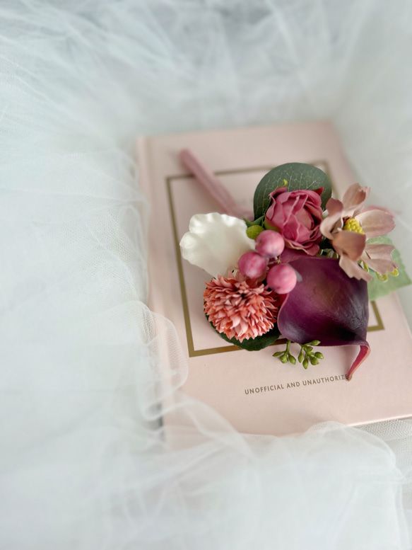 胡蝶蘭とチューリップの大人ピンク海外風ブーケ＋ブートニア　クラッチブーケ 4枚目の画像