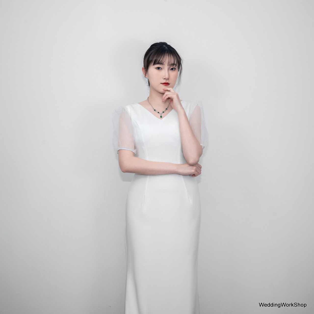 清新でV字の襟元、透明な中袖、背中のファスナー付きのウエディングドレスE002