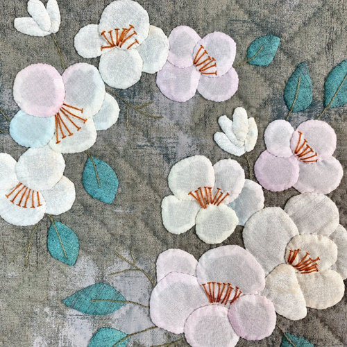 パッチワークタペストリーキット/白椿のタペストリー/完成品 パッチワークタペストリーキット/白椿のタペストリー/完成品