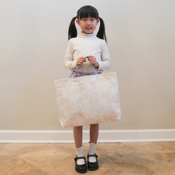 一款採用熊守原創面料製成的、以星夜為主題的淺色課包。 第4張的照片