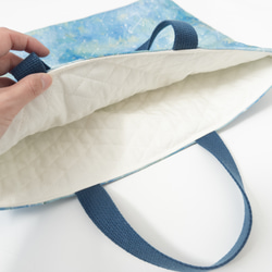 一款採用熊守原創面料製成的、以星夜為主題的淺色課包。 第3張的照片