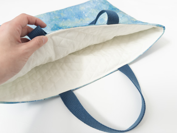 一款採用熊守原創面料製成的、以星夜為主題的淺色課包。 第3張的照片