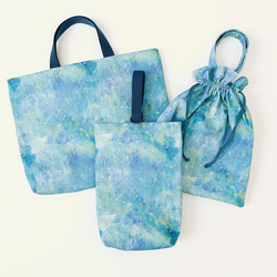 一款採用熊守原創面料製成的、以星夜為主題的淺色課包。 第5張的照片