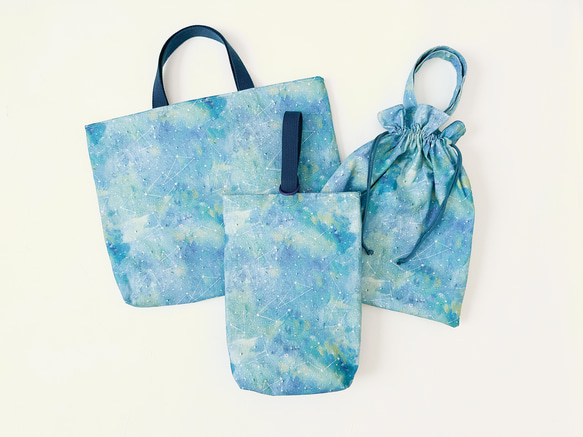 一款採用熊守原創面料製成的、以星夜為主題的淺色課包。 第5張的照片