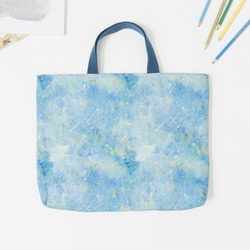 一款採用熊守原創面料製成的、以星夜為主題的淺色課包。 第1張的照片