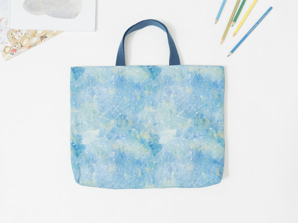 一款採用熊守原創面料製成的、以星夜為主題的淺色課包。 第1張的照片