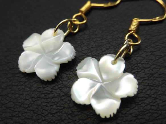 [半價促銷] [Silver925] 花卉圖案可愛耳環 高品質白貝殼 636 日元 1900 → 950 日元 第3張的照片