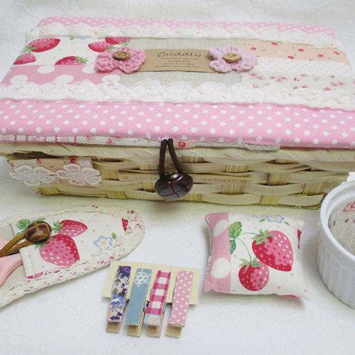 ♪ ピンク いちごパッチ 裁縫箱 / ソーイングセット♪約 22 × 15