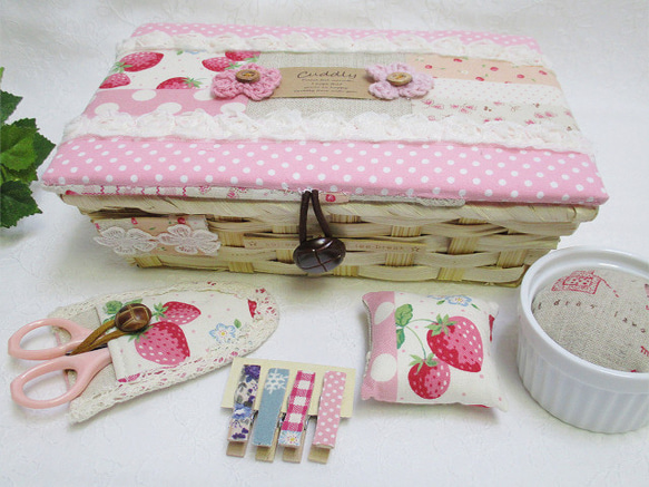 ♪ ピンク いちごパッチ 裁縫箱 / ソーイングセット♪約 22 × 15