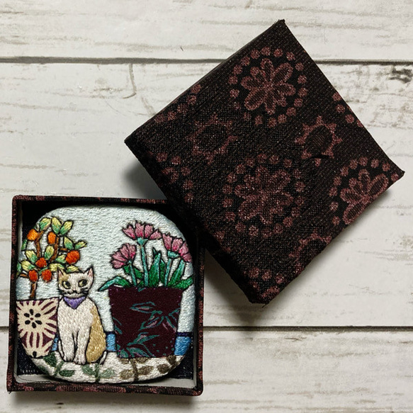 手刺繍オリジナルブローチ＊鉢植えと猫 2枚目の画像