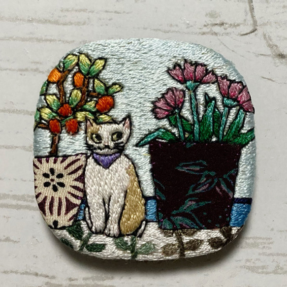 手刺繍オリジナルブローチ＊鉢植えと猫 1枚目の画像