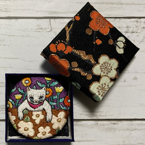 手刺繍オリジナルブローチ＊物申す猫 2枚目の画像