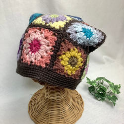 ○花モチーフのニット・キャップ（ブラウン) ニット帽・ビーニー TOM屋