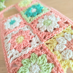 【受注製作】小花モチーフつなぎの手編みスマホケース（コーラルピンク） 5枚目の画像