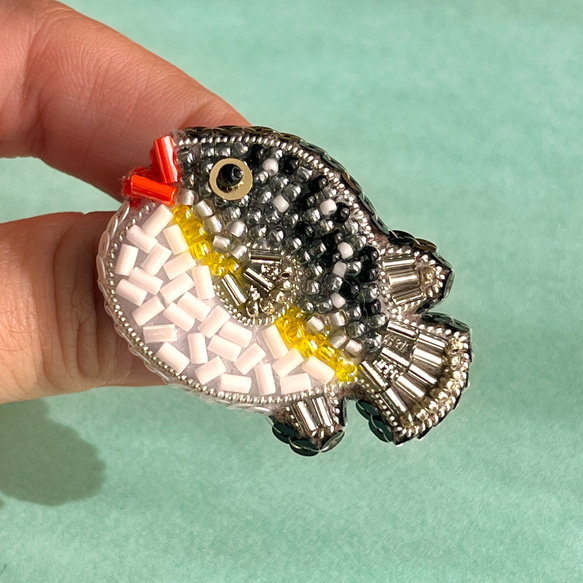 輪島フグのビーズ刺繍ブローチ　魚　 チャリティー 5枚目の画像