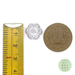 14mm チェコビーズ プレス ワイルドローズ 不透明アイスグレー＆シルバー（花）3個セット #BCZ-0125 3枚目の画像