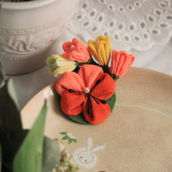パンジーとお花が可愛い　つまみ細工ブローチ　オレンジパンジー　卒業、入学、プレゼントに 4枚目の画像