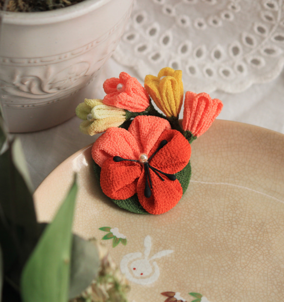 パンジーとお花が可愛い　つまみ細工ブローチ　オレンジパンジー　卒業、入学、プレゼントに 4枚目の画像