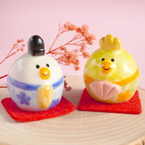 卵の形の陶器の置物です