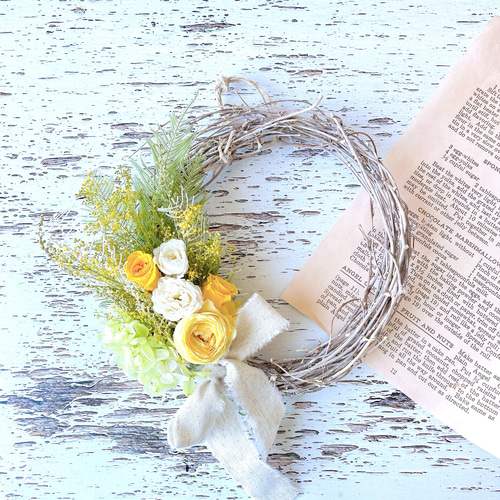 イエローのナチュラルハーフリース（直径約23cm） /プリザーブド  