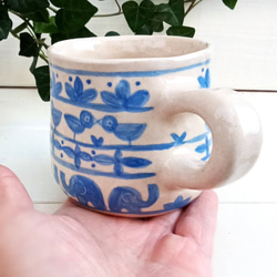 ゾウと鳥、手描きイラストのマグカップ　ブルー３５０ｍｌ　手作り陶器　一点もの 4枚目の画像