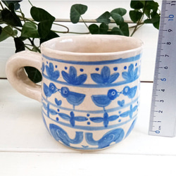 ゾウと鳥、手描きイラストのマグカップ　ブルー３５０ｍｌ　手作り陶器　一点もの 6枚目の画像